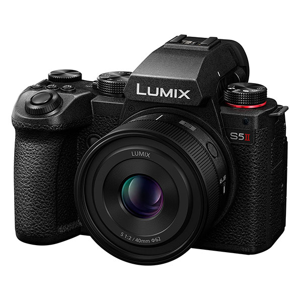 Panasonic Lumix S 40mm f/2, top